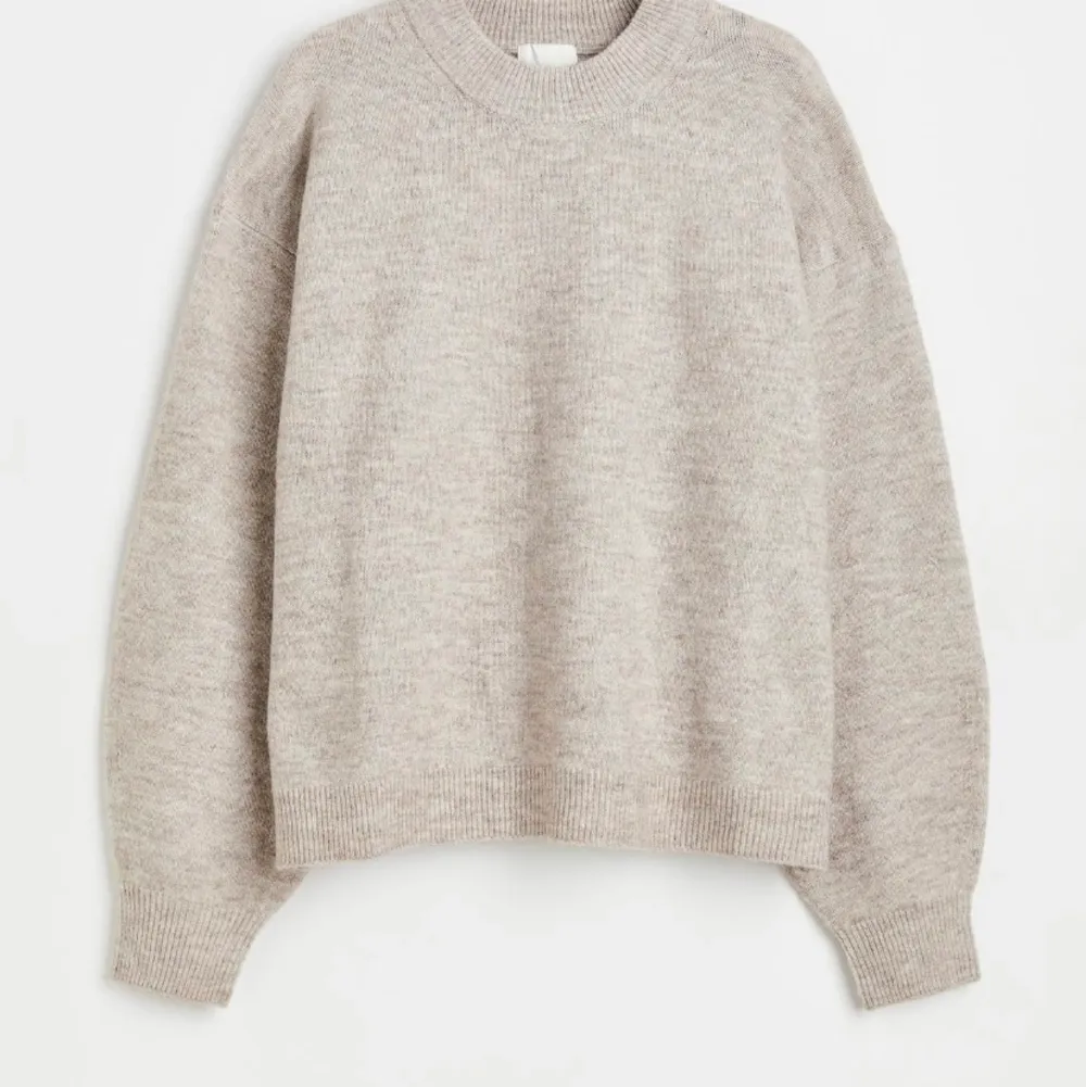 Säljer mysig stickad tröja från HM, färg beige/grå, lite större i storleken🤍🤎. Stickat.