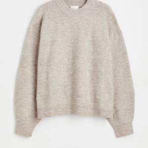 Säljer mysig stickad tröja från HM, färg beige/grå, lite större i storleken🤍🤎