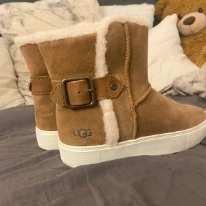 Super sköna ugg  - Säljer nu mina fina ljusbruna ugg med vitt fårskinn innuti. Endast använda en gång så inprincip nya. Köpte för 1499 kr. Passar både 38 men även mindre då det är något små i storleken. Fler bilder kan tas privat. Pris kan diskuteras!!!