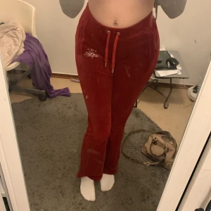 Röda juicy byxor storlek XS  - Säljer för kommer knappt till användning Bra skick andvända cirka 3 gånger  Jag är 172 lång och passar perfekt  Pris kan diskuteras 