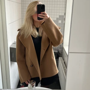 Arket Jacka - Säljer min extremt fina arket jacka i storlek 34 pga att jag köpte den i fel storlek. Älskar modellen som Passar både till festligare tillställningar med även i skolan eller på jobb. Kan tänka mig att gå ner i pris vid snabb affär, kan också mötas upp.