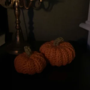 Virkade pumpor - Två stycken egenvirkade pumpor. Jättefina höstdekorationer🌫️🎃Den stora pumpan är ca 6 cm på höjden och ca 8 cm på bredden. Den lilla pumpan är ca 4 cm på höjden och ca 6 cm på bredden. Om man har någon fråga får man gärna skriva till mig!