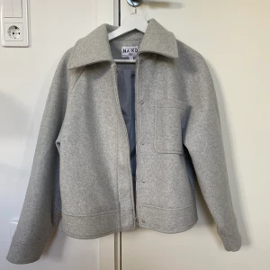 Höstjacka från NA-KD - Oversized short chest pocket jacka från NA-KD. Storlek 34. Knappar + dragkedja. 100% polyester. Något nopprig, främst på fickan och underarmar, se bild! Kan skicka fler om så önskas✨ 100kr exklusive frakt, se nedan! Betalning sker via Swish🫶🏻