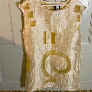 Tröja - humana  - Köpt på humana för 150kr säljer för 100kr. Oanvänd av mig, prislappen sitter fortfarande kvar. Ballt tyg med vackert mönster. Strlk S 