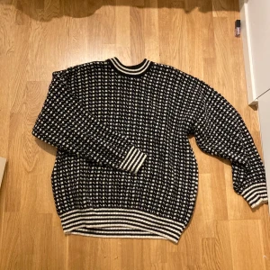 Oversized stickad tröja - En oversized stickad tröja i äkta ull, vintage.