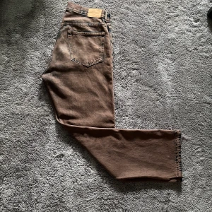 Bruna jeans - Jeans från weekday. Dem är andvända ett fåtal gånger men har Inget tecken på slitage.  Meddela för intresse!