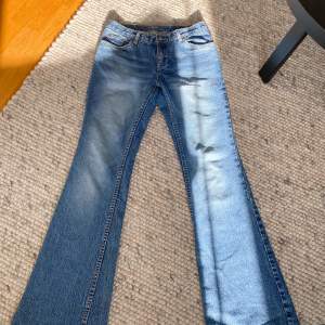 Jättefina lågmidjade jeans som ja köpte på plick men inte passade. Innebenslängd 83 storlek s. Ett hål som syns på första bilden skriv för mer info