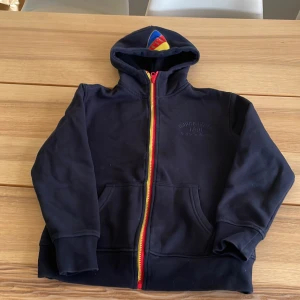 Djurgården hoodie - Djurgården hoodie.  Strl 152. Något liten i strl tycker jag.  