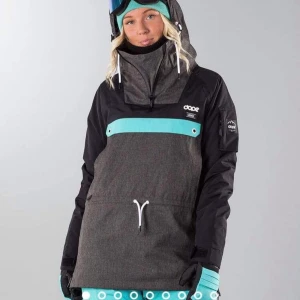 Dope skidjacka - Säljer en dope skidjacka herrmodell, storlek S så ungefär som en dam M. Den är använd vid 2 tillfällen i fjällen så ser nästan oandvänd ut☺️⛷️