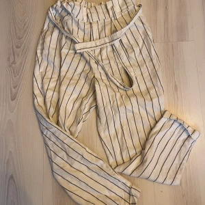 Randiga bycor - Randiga, pösiga byxor från bershka! Superbekväma och stretchiga och passar lika bra till vardags som till fest! Ena bältesöglan där fram saknas, annars i bra skick