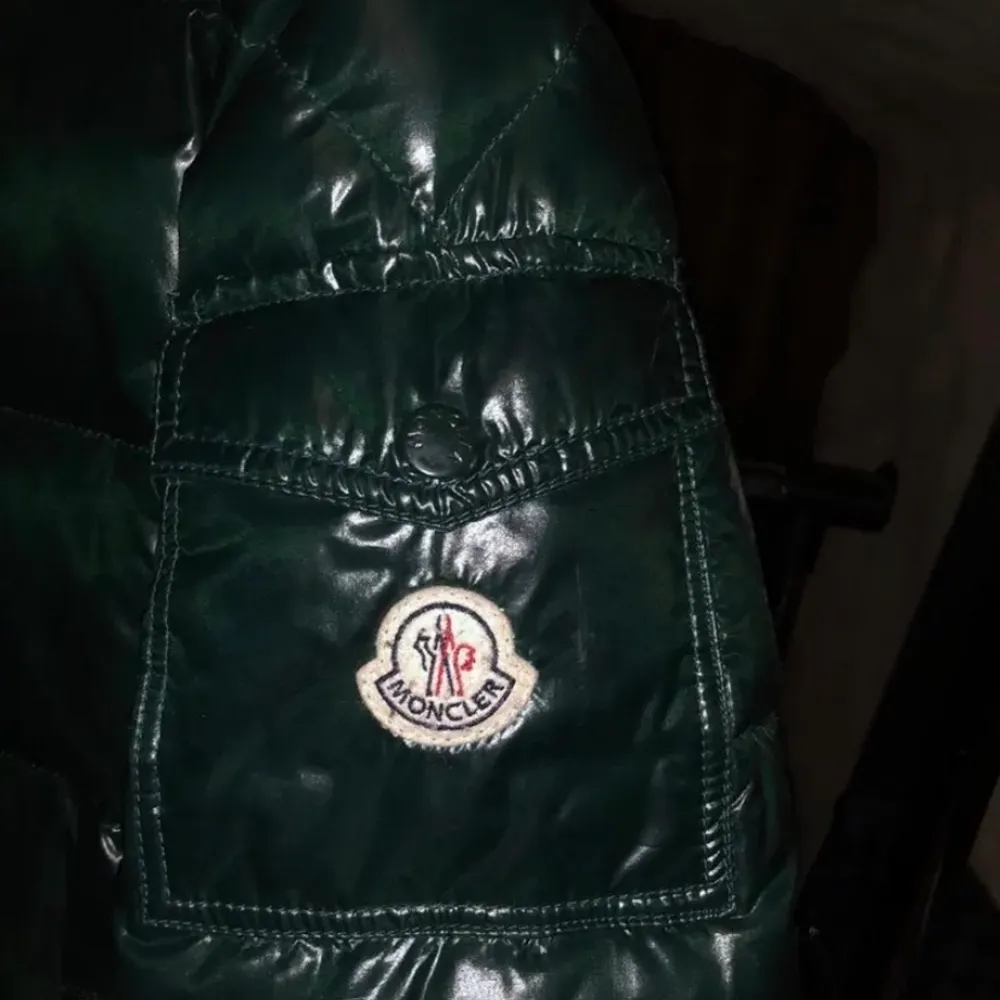 Moncler Maya jacket   Färg : Grön Skick : 10/10 Storlek : L (5) Ny pris : 12 000kr Pris : 5999kr  Frågor och funderingar svaras i DM📬. Jackor.