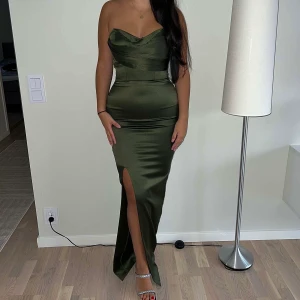 Maxiklänning skräddarsydd  - Säljer min fina skräddarsydda klänning, använt 1 gång. Storlek S/M, EU36. Inköpspris: 4000 SEK. Kund står för frakt. Ingen bytesrätt!