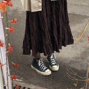 Långkjol - ❗️FÖRSTA BILDEN ÄR LÅNAD ❗️ Jättefin brun långkjol köpt second hand, kommer aldrig till användning. Dragkedja på vänster sida.