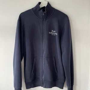 Peak performance zip tröja - En snygg tröja från Peak Performance, den är i bra skick och utan några defekter. Nypris på deras egna hemsida 1300kr. Den är i storlek L men passar mig som brukar ha M