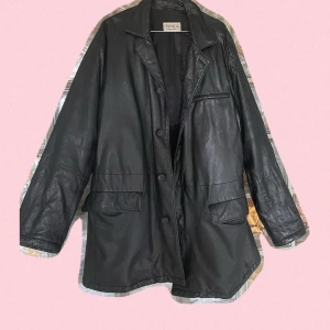 Läderkappa - Svart läderkappa köpt på second hand! Skulle säga att den är i storlek 38/40🫶🏾