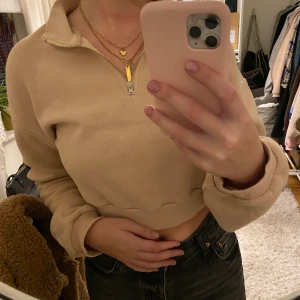 Magtröja  - Säljer denna beige magtröja