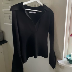 Adoore - stickad top - Adoores’s day-to-night top i strl 34. Använd endast en gång så tröjan är som ny. Nypris = 1295kr och jag säljer den för 600kr + frakt. 