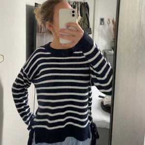 Stickad tröja - Säljer min stickad tröja från shein! Aldrig använd då jag redan har en annan liknande🫶🏼 bra kvalitet, skulle säga storlek s