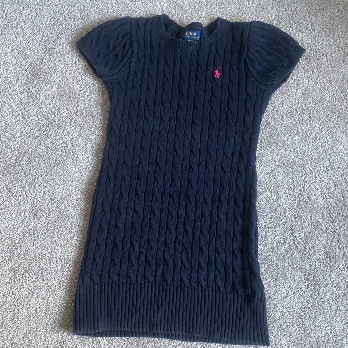 En vacker blå polo mörk blå klänning!