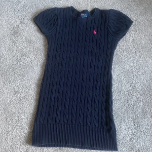 En vacker blå polo mörk blå klänning!  - Detta är en klänning som har används 3-4 gånger. 