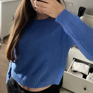 Finstickad tröja från Cubus - Blå finstickad tröja från Cubus! Den är knappt använd men lappen är bortklippt, den passar som en xs. Frakten är 57kr. Skicka PM vid frågor❤️