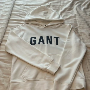 Gant hoodie - Säljer denna fina gant hoodie då den börkar bli för liten. Inga deffekter och bra kvalitet!🤍