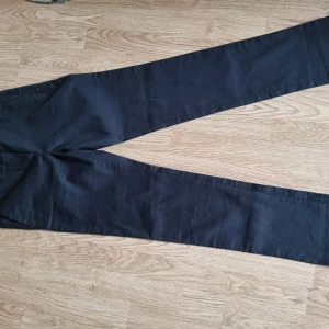 STOCKH LM kostymbyxor  - Strl 36. medium höjd i midjan. Raka ben.  Aldrig använda, endast testade. Nypris var runt 1000-1300kr, kommer inte ihåg exakt.   Verkligen jättefina byxor i bra kvalitet med smickrande passform, men dom är dessvärre för stora för mig. 