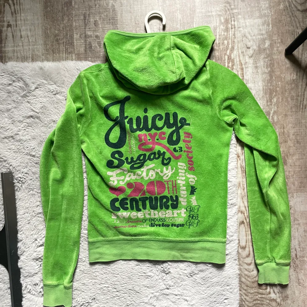 Vintage 2000s juicy couture zip hoodie i världens finaste gröna färg stl xs/s 💚💯 . Tröjor & Koftor.