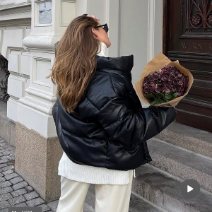 Puffer jacket  - En vadderad jacka från NA-KD storlek 34, helt oanvänd. Inköpspris 929, sälja för 600