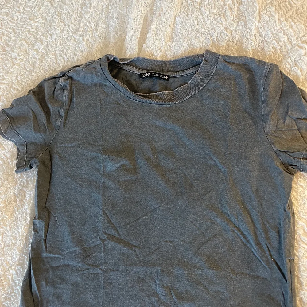Stentvättad grå T-shirt. Storlek M men liten i storleken. Passar mer som en S. . T-shirts.
