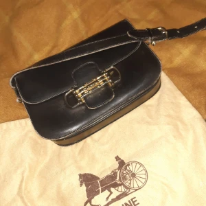 Celiné vintage  - Väska ifrån celine - vintage. Självklart äkta. Dustbag medföljer!  Väskan är i okej skick. Inget sönder. Men tecken på användning finns.  