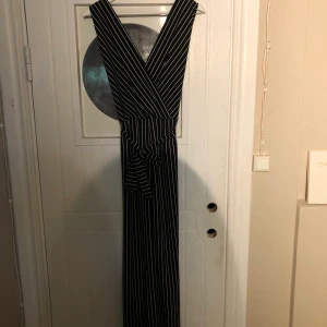  jumpsuit - En svart vit randig jumpsuit, ingen aning vart den är ifrån men i stl:S. Sällan använd men i väldigt fint och bra skick 