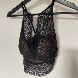 Festtopp - Säljer en festtopp, eller bh om man så vill, från Intimissimi. Storlek 80B, superfint skick endast använd en gång. Korsad i ryggen med spännband som går att reglera. Även fyra lägen att knäppa i ryggen. Har inbyggda hudfärgade pads. 