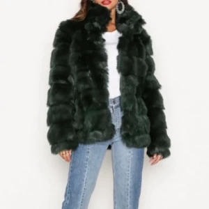 Grön pälsjacka  - Snygg jacka från Nelly! Varm och skön perfekt nu i vinter :) den är lite stor på mig så kommer därför inte till användning 