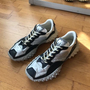 Eytys fugu low top sneakers - Eytys sneakers modell Fugu i färgen Neptune med silver, mörkblått läder, grått och vitt. Knappt använda och säljes just pga detta, så skicket är superfint! Nypris ca 2400 kr. Neptune colorway säljs inte längre ☺️
