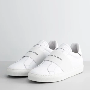 John Galliano sneakers - Hej, jag säljer mina oanvända John Galliano skor som är köpta på Zalando. Nypris är 3500kr men har själv köpt dem på rea för 1500kr. Har haft dem i kartongen nu sedan jag köpte dem och inser att jag inte längre har behov av dem. Storlek 45 EU