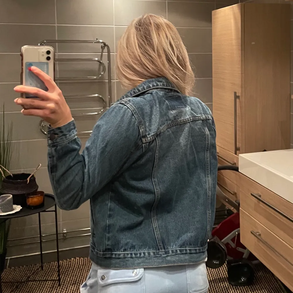 En äkta Levi’s jeans jacka köpt för några år sen, gammal modell men aldrig använd☺️ny skick på materialet och allt🫶köparen står för frakten❤️ ställ gärna frågor privat☺️. Jackor.