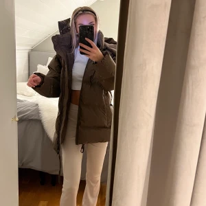 Jacka  - Säljer nu en helt ny jacka från weekday🤍  Man kan även ta bort armarna och ha den som en väst. 