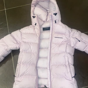 Peakperfomance jacka - Ljusrosa peak jacka. Har bara använt 2-3 gånger. Tjock och bra vinterjacka, många fickor också.