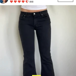 Lågmidjade jeans  - Lågmidjade flare jeans ifrån weekday, långa i benen så passar folk i alla olika längder.❤️skriv privat för frågor!