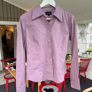 Lila skjorta, Mari Phillipe, 38 - Lila skjorta från Mari Phillipe, fin och hel, använder inte så mycket eftersom att jag inte tycker min hudton funkar med färgen. 