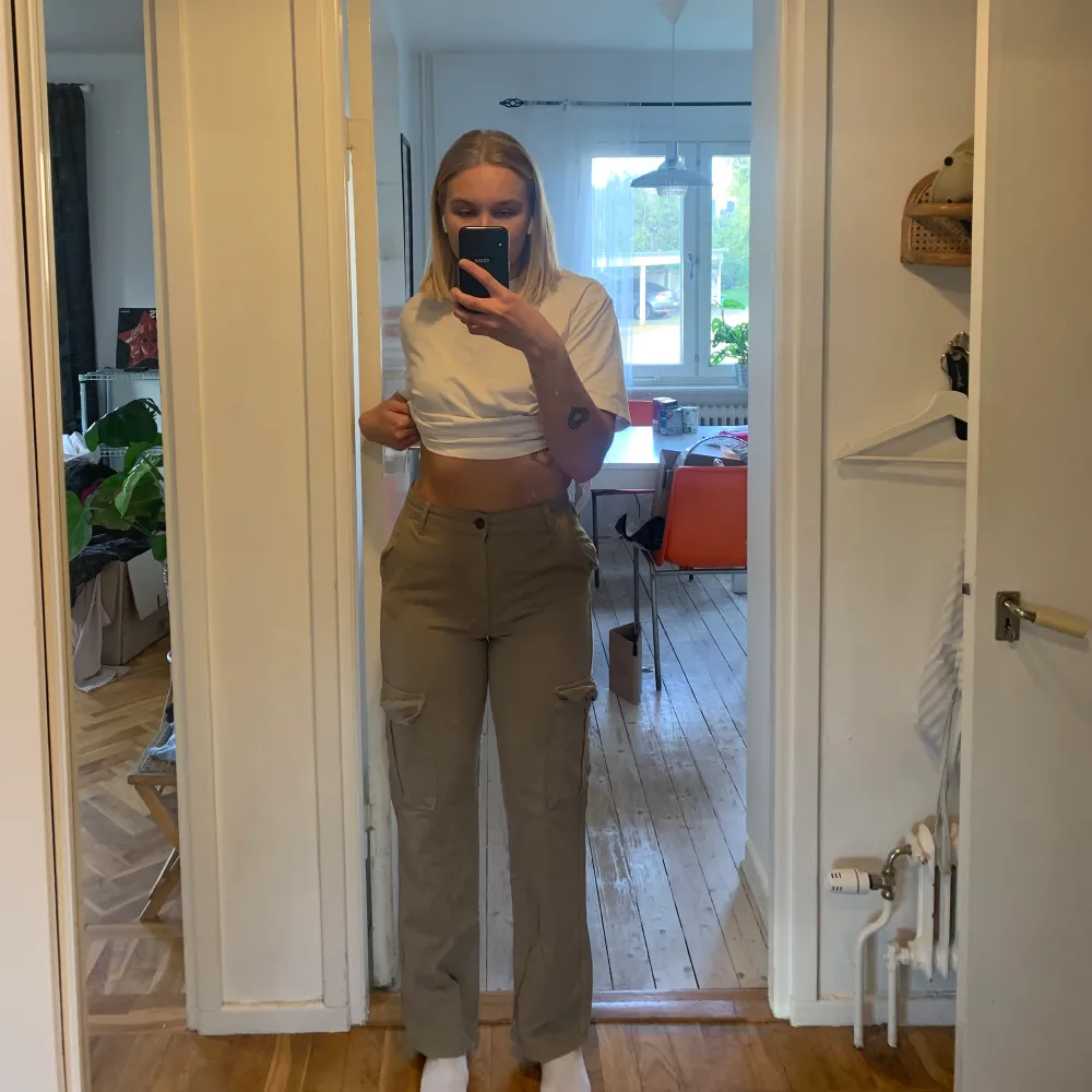 perfekta cargopants från stradivarius som tyvärr blivit för små. de är sparsamt använda! jag tycker de är liite korta på mig som är 170. Jeans & Byxor.