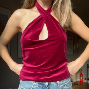 Sammet topp - Vinröd sammettopp i storlek M. Från nelly.