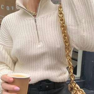 zip tröja - en stickad zip tröja från NAKD, använd några fåtal gånger men säljs för den inte kommer till användning❤️ 