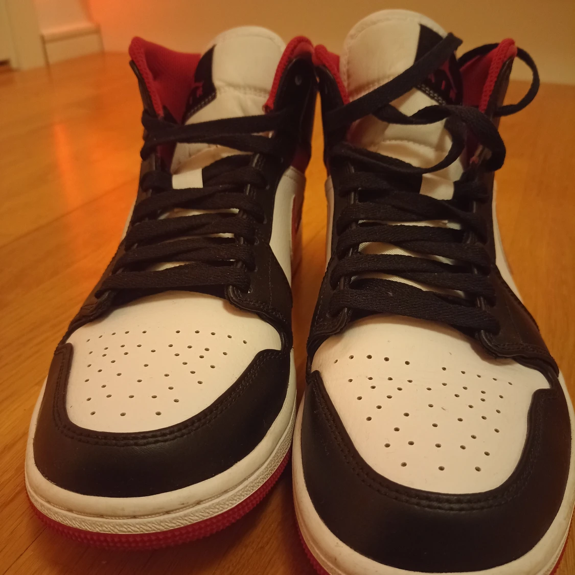 Jordan 1 mid gym red