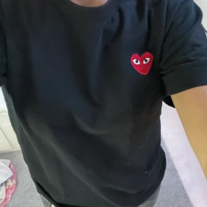 T-shirt  - Säljer denna snygga Cdg T-shirt i stl S i bra skick:), köparen står för frakten.