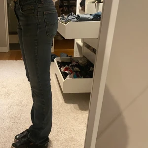 Lågmidjade bootcut jeans - Säljer dess jeans från Lee då jag har många liknande, mycket bra skick. Vill bara bli av med de så pris kan diskuteras. Frakt 66 spårbart🌺❤️