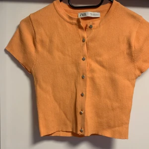 En tröja från zara XS - Jag säljer en tröja. Den tröjan ser ut som ny. Har inte andvänd så mycket.