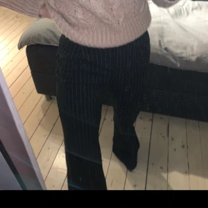 Kostymbyxor Bershka - Superfina svarta kostymbyxor med vita ränder, väldigt fint skick, inga defekter. Nypris 299, säljer för 159kr plus eventuell frakt.