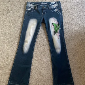 Crazy age bootcut lowwaist jeans - Jättefina och coola crazy age jeans i fint skick då de endast är använda en gång pga storlek ej passade mig ♥️ Är i storlek 28 med midjemåttet 88, och är lowwaist samt bootcut. Köpte för 900 men säljer för 700. Skriv vid intresse och frågor osv♥️♥️ 